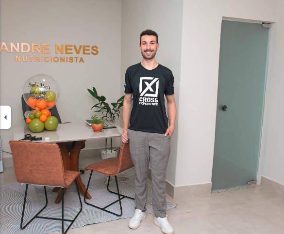 André Neves no consultório, em Catalão-GO