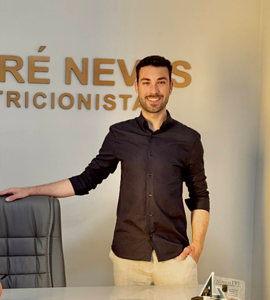 André Neves, nutricionista, no consultório em Catalão